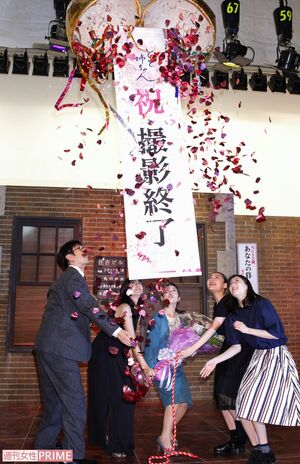 朝ドラ『とと姉ちゃん』が8月25日、ついに撮了。お祝いに大きなくすだまが割られた　撮影／佐藤靖彦