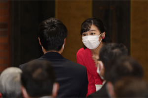 日本テニス協会の式典で、車いすテニスの国枝選手にお声がけされた佳子さま(1月25日)