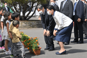 両陛下は腰をかがめて、地元の保育園児と交流された(9月17日・厚岸町)