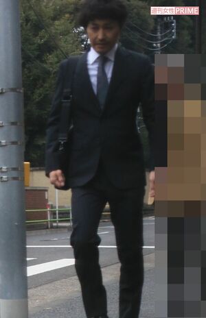 4月8日、娘の入学式を終えて校舎から出てきた安田顕