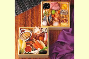 コンビニで予約できる、高級旅館やシェフが監修したおせちも増えている。上の写真はセブン‐イレブンが販売中の能登の老舗旅館である「加賀屋監修おせち二段重」2万4840円／28品目（2～3人前）