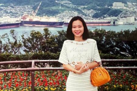 バブル絶頂期の大学時代を経て社会人になるも、ほどなく結婚退職した西崎彩智さん。当時の女性の就職は結婚までの“腰かけ”が当たり前だった