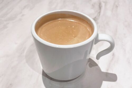 牛乳やヨーグルトなどの乳製品はプリン体が少なく、尿酸を排出する働きがある。コーヒーも尿酸値を下げる効果が ※写真はイメージです