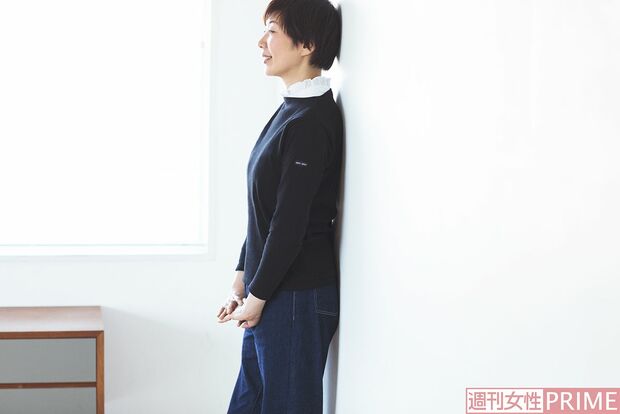 甘くなりすぎないスタンドカラーで、カジュアルスタイルに女性らしいアクセントを