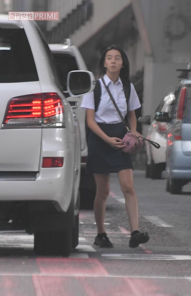 2018年、車で迎えにきた木村拓哉にKoki,はおどけた表情