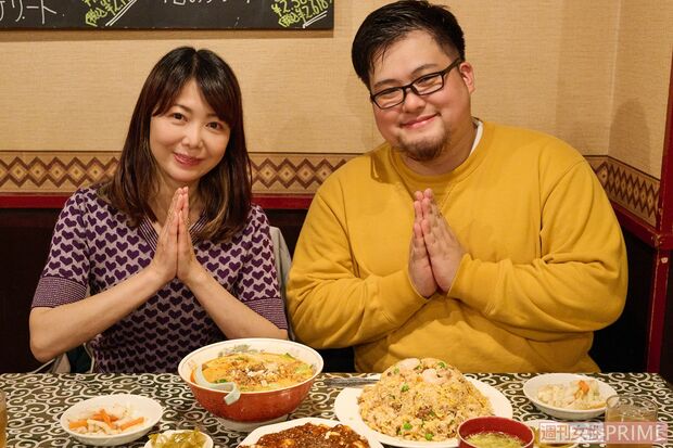 テーブルいっぱいの料理にニコニコ！（撮影／山田智絵）