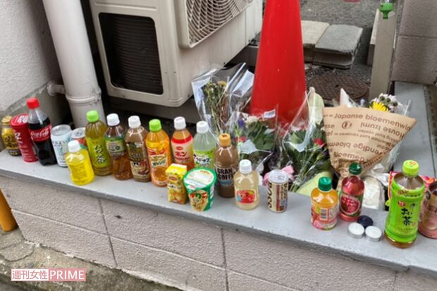大田夏瑚さんが倒れていた場所には供花や飲み物が