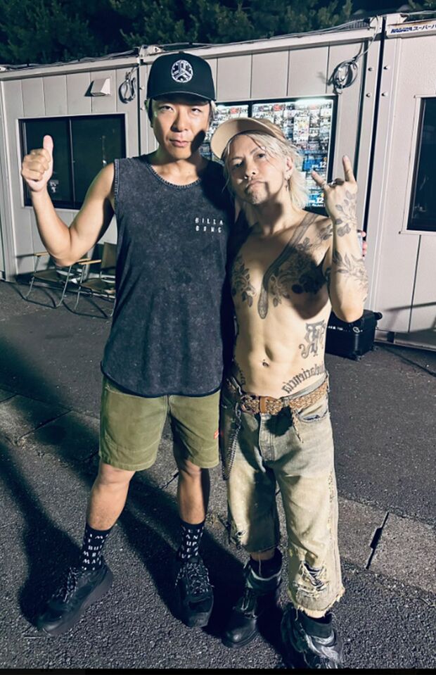 7月29日に『男鹿ナマハゲロックフェスティバル』に出演したhyde。TOTALFATのShunと（Shunのツイッターより）