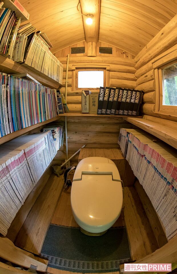 瓦礫から拾ってきた便器を磨き上げて使っている廃材利用トイレ。外も中もかわいらしい　撮影／伊藤和幸