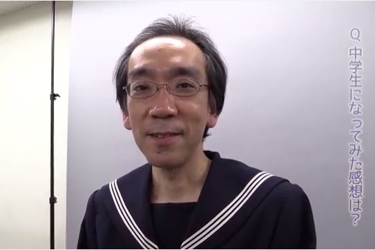 騒動後のブレイク時には映画の宣伝でなんとセーラー服姿に（映画『ソロモンの偽証』PR動画より）