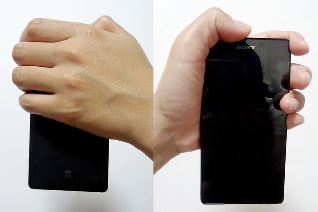 スマホの上部を親指でおさえ、しっかりサイドを握った持ち方。相手の首や肋骨へのアタックなど、もっとも強力な攻撃ができる