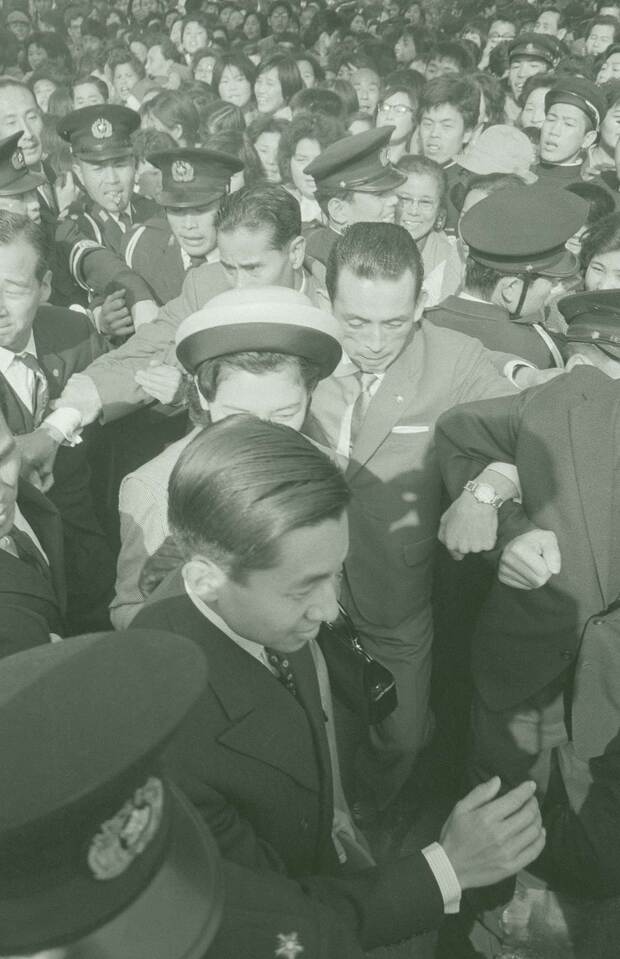 写真⑦人だかりが迫る中、美智子さまはにこやかに……。昭和37（1962）年4月4日