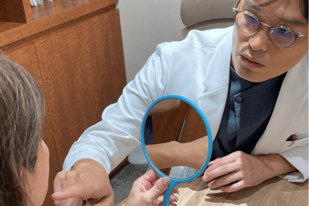 先生に入念に肌の状態をチェックしてもらっています