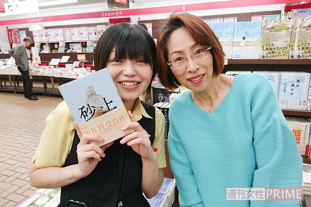 エッセイスト・書店員の新井見枝香さんと。桜木は、仕事で出会う女性たちに影響を与えている