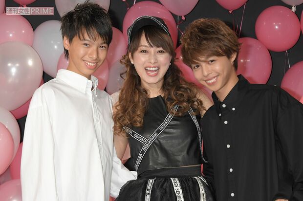 おニャン子時代と容姿が変わらぬ渡辺美奈代。息子たちは芸能界デビュー。ともにステージに立つことも