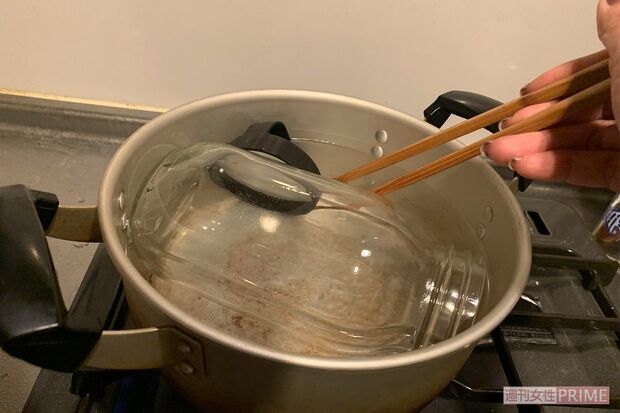 煮沸消毒、保存容器は90度以上の温度で5分以上煮る。煮沸後は、瓶とふたを逆さにして十分乾燥を