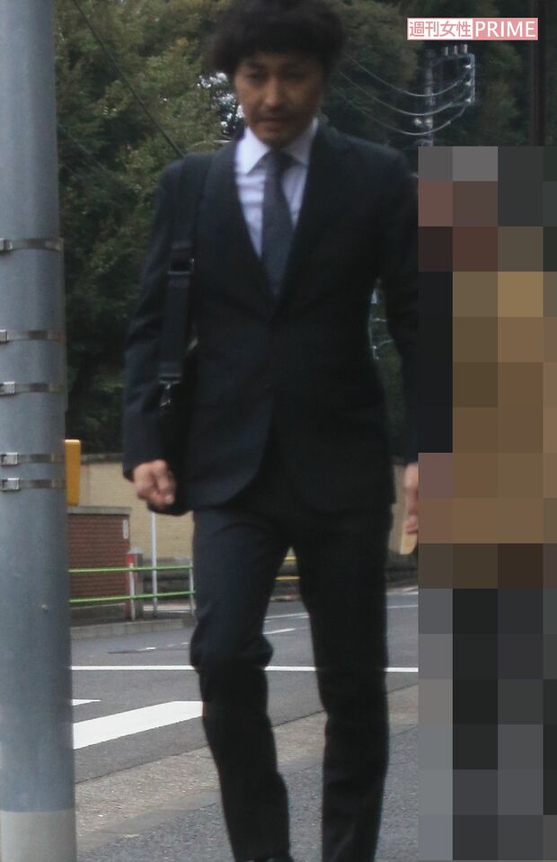 4月8日、娘の入学式を終えて校舎から出てきた安田顕