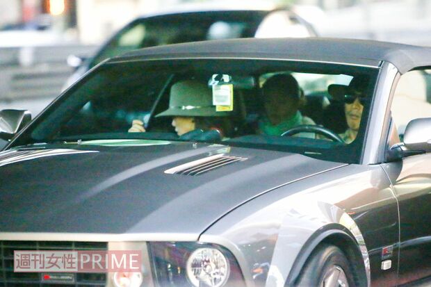 2015年11月、CocomiとKoki,の送迎をする木村拓哉と工藤静香3/5