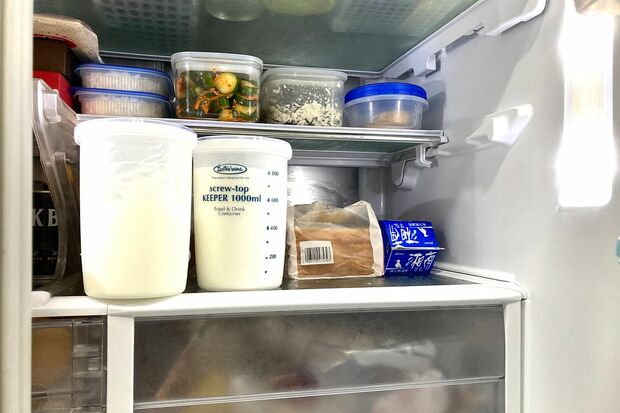 丸山家の冷蔵庫内。写真の上段には、丸山さんおすすめの透明の保存容器が。食材ごとに置く場所が決まっているのはもちろん、食材の“見える化”を徹底して、食べ忘れによる無駄を完全にカットしている
