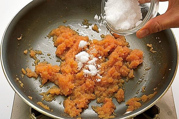 【3】砂糖も入れて混ぜる。冷蔵庫で冷やして、トロッと固まれば完成。砂糖の量はお好みで加減を。