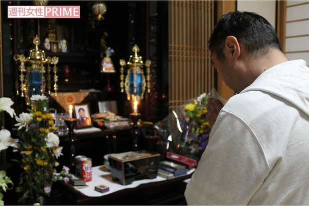 仏壇に手を合わせる阿部さん