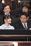 試写会の席で岡田准一と、にこやかにお話しをする愛子さま(六本木ヒルズ・3月8日)