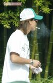 2005年9月、娘たちをスクールに送った後に一服する木村拓哉