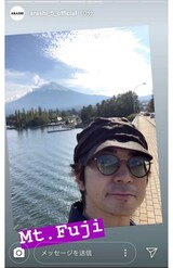 インスタのストーリーで富士山をバックに微笑んでいる自撮りを公開した松本潤（嵐の公式インスタグラムより）