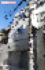 完成した新居。白い外装で地下1階、地上3階建てになっている