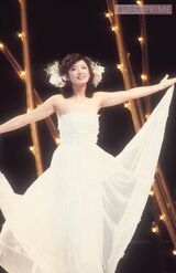 引退コンサートでステージにマイクを置き、去っていくパフォーマンは伝説に（ '80年撮影）。コンサートから1か月、霊南坂教会での三浦友和との挙式には列島中が沸いた