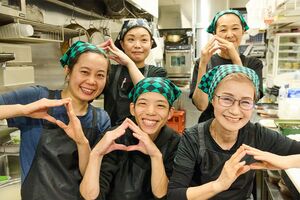 1日に1500個以上のおにぎりが出るため、仕込みは1日中。厨房では、常時5人のスタッフがフル回転