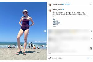 48歳水着姿を披露したhitomi（本人インスタグラムより）