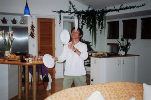 幼少期に会得した曲芸。芸能人隠し芸大会などでジャグリングを披露したが、「隠し芸じゃなくてプロだろう」という声も上がったとか