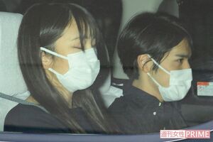 免許センターを後にする小室眞子さんは目を閉じ、小室圭さんは前を見据えて('21年10月29日)