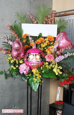 高崎だるまをつけたスタンド花は大ヒット。ピンクのだるまやバルーンの可愛いアレンジが好評