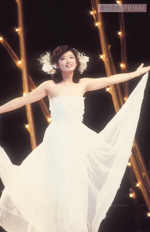 引退コンサートでステージにマイクを置き、去っていくパフォーマンは伝説に（ '80年撮影）。コンサートから1か月、霊南坂教会での三浦友和との挙式には列島中が沸いた