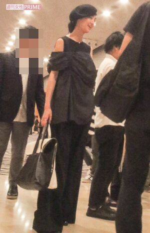 シシドは、肩があいた黒のオールインワンで周囲の視線集中