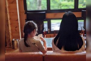 軽井沢の別荘での三浦瑠麗氏の様子（日本テレビ『アナザースカイII』インスタグラムより）