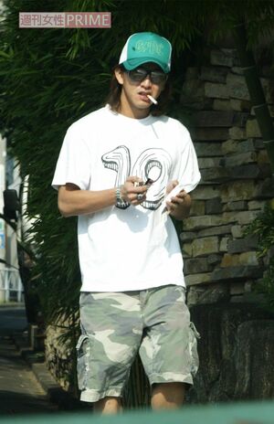 2005年9月、娘たちをスクールに送った後に一服する木村拓哉