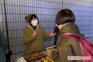 女性客にパンの説明をする枝元さん。売れ残りそうなパンを販売するため、日によってラインナップが異なる　撮影／伊藤和幸