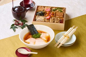 飯田商店監修 らぁ麺おせち●「おせちに飽きたらラーメンが食べたくなる」という消費者インサイトから誕生。人気の飯田商店店主・飯田将太氏と共同開発。一の重にらぁ麺3食が付く。/Oisixおせち2027 2万980円(3人前)