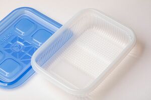 ご飯を冷蔵するときは、ご飯専用の容器を利用。底面が細かなデコボコになっているからか、冷凍ではなく冷蔵でも意外とおいしくレンチンできる