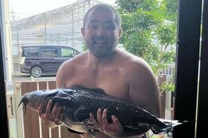 アマゾンの大型魚をプールに移す江口容疑者（本人のSNSより）