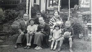 【写真】両親、祖母、きょうだいと（右端が倉本さん）