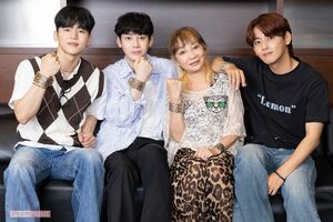 写真左からインス、コヌ、岩井志麻子、セヨン　撮影／齋藤周造