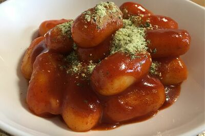 コストコの『チーズトッポギ』。パッケージには“激辛”の表示はないが……（舞さんユーチューブより）