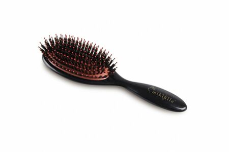 ​ツヤ髪を保つために、朝晩のブラッシングが習慣。ブラシの先端にセラミドを配合した「クッションブラシ」は、とかすだけでツヤツヤに