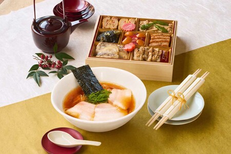飯田商店監修　らぁ麺おせち●「おせちに飽きたらラーメンが食べたくなる」という消費者インサイトから誕生。人気の飯田商店店主・飯田将太氏と共同開発。一の重にらぁ麺3食が付く。/Oisixおせち2027　2万980円（3人前）