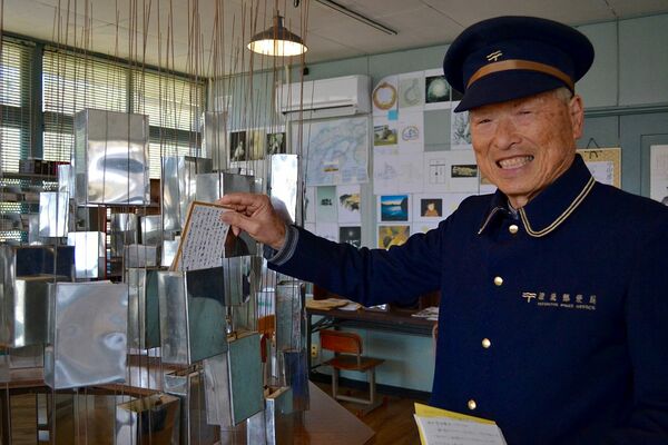 漂流郵便局の臨時局長だった中田さんは、いまも個人でこの郵便局を維持している