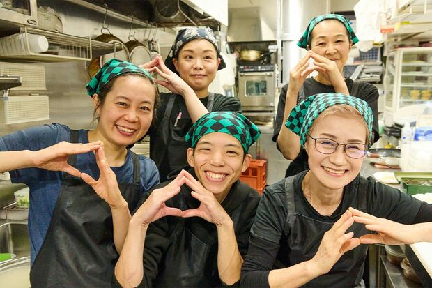 1日に1500個以上のおにぎりが出るため、仕込みは1日中。厨房では、常時5人のスタッフがフル回転